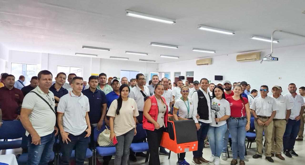 Casi 500 conductores fueron formados en el uso de paraderos tipo banderín en Ibagué