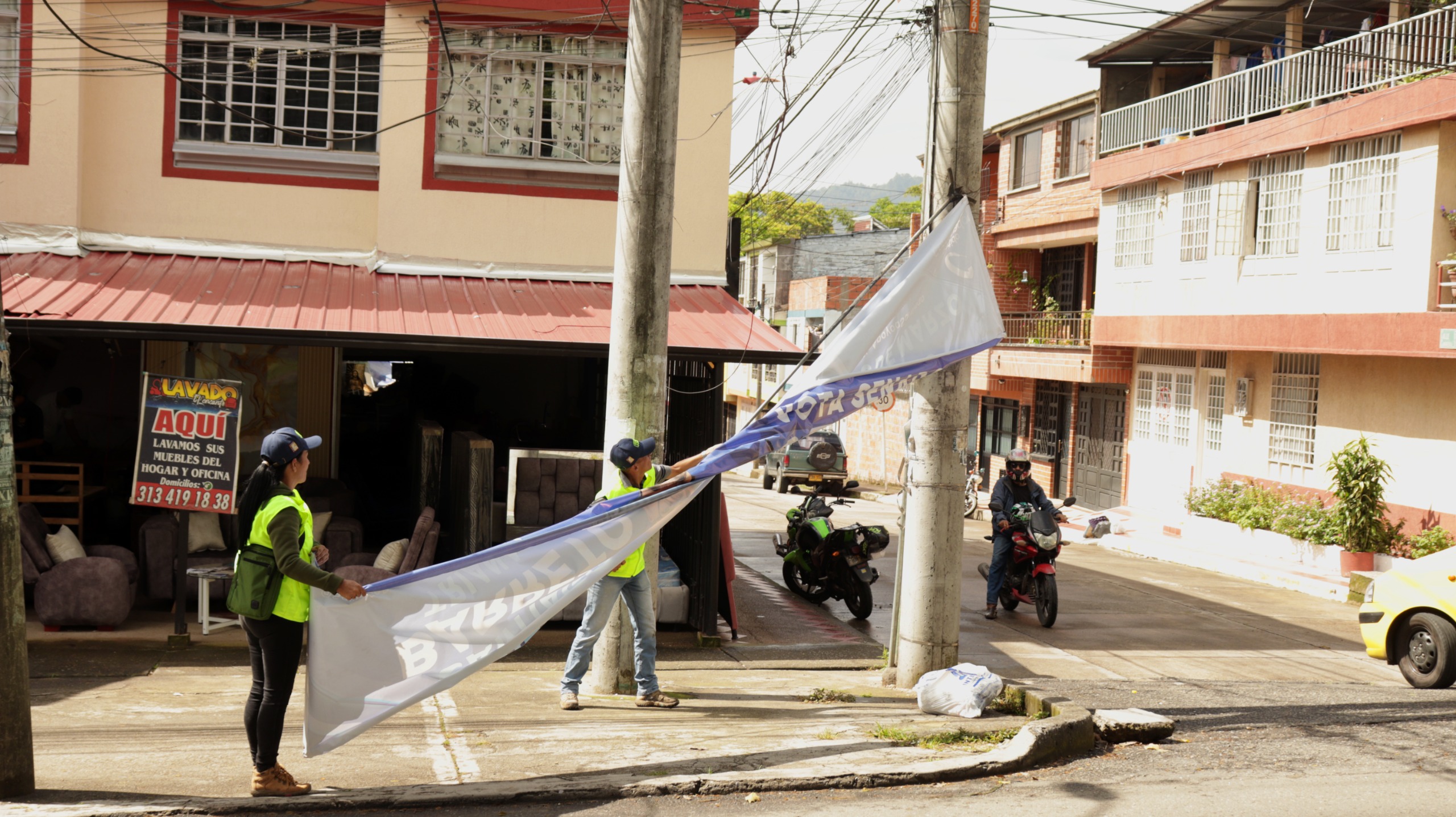 Alcaldía de Ibagué continúa con el desmonte de publicidad política sin permisos