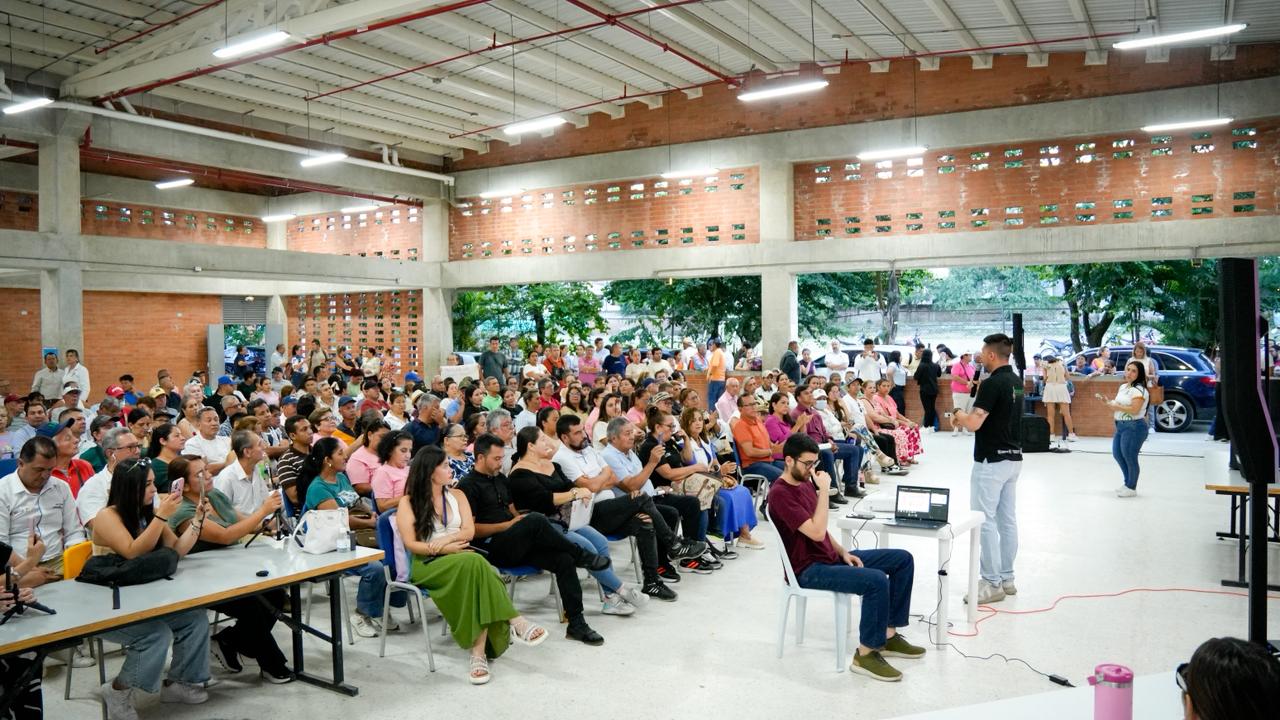 Líderes y habitantes de la comuna 7 se fueron complacidos con socialización de obras de rehabilitación de vía a El Salado