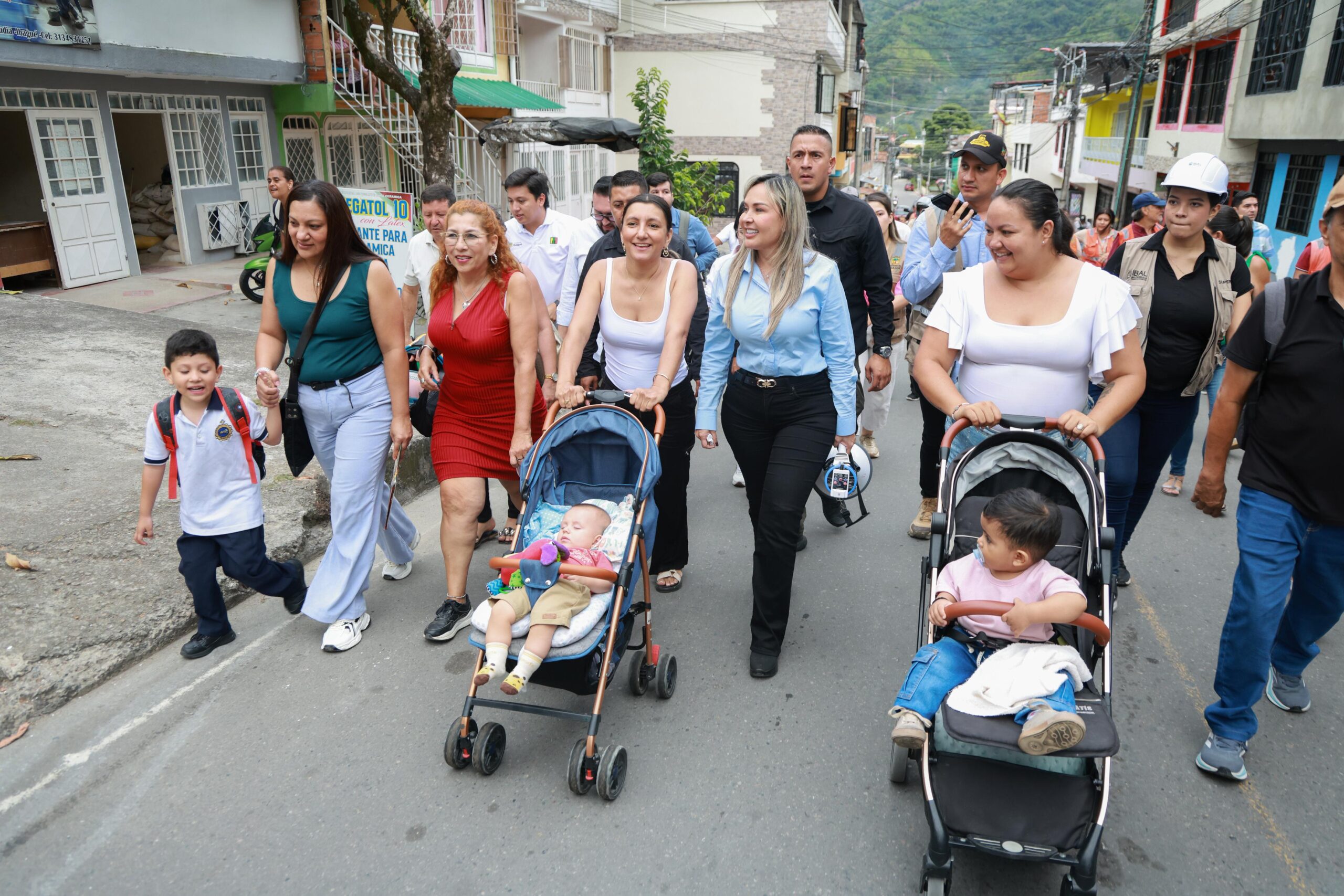 Alcaldía mejora cerca de 20 cuadras en la comuna 12: alcaldesa Aranda supervisó las obras
