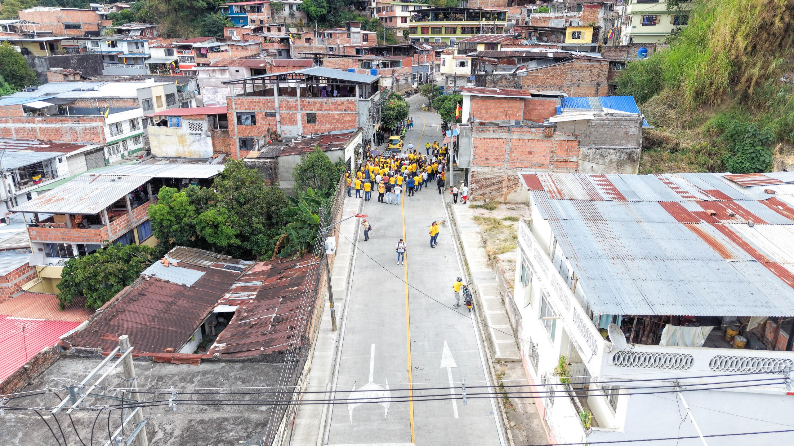 Alcaldesa entregó vía pavimentada en el barrio 20 de julio durante la conmemoración del Día de la Independencia