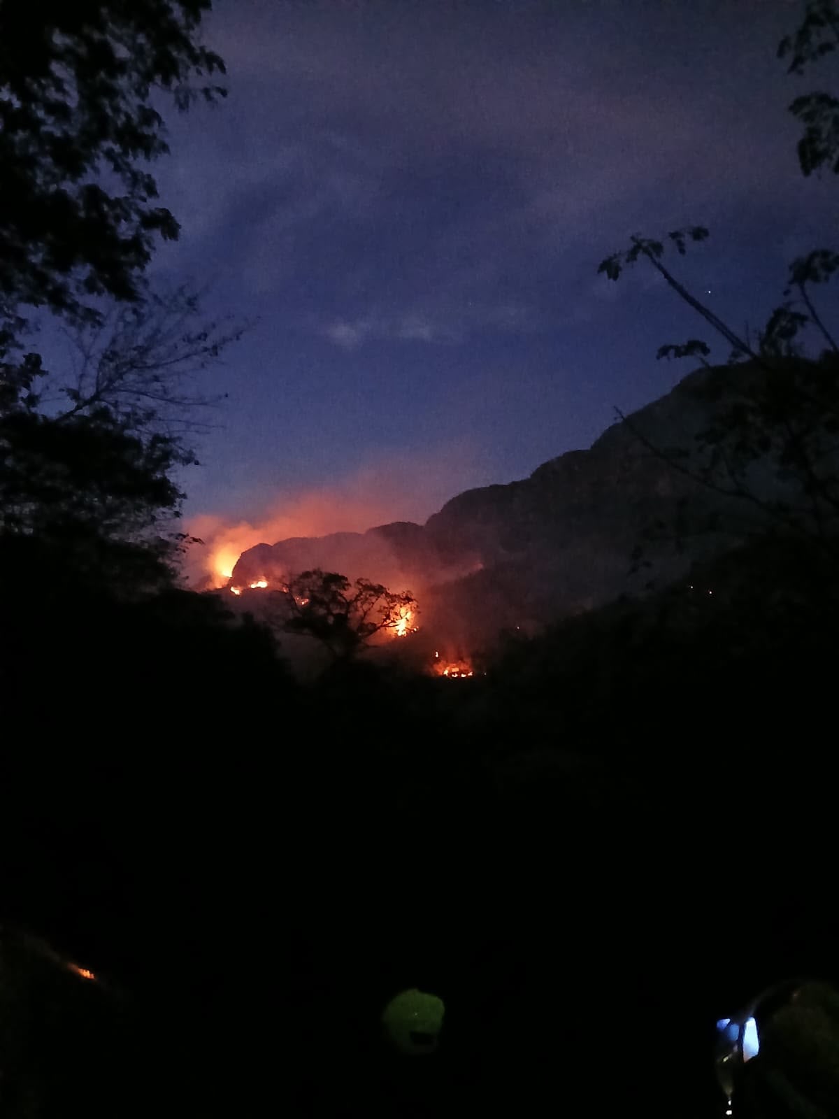 Organismos de socorro atienden incendio de gran magnitud en el Alto de Gualanday