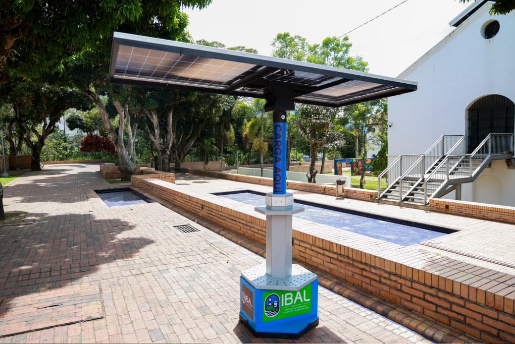 Alcaldía promueve el uso de energía solar con puntos de carga para los ciudadanos