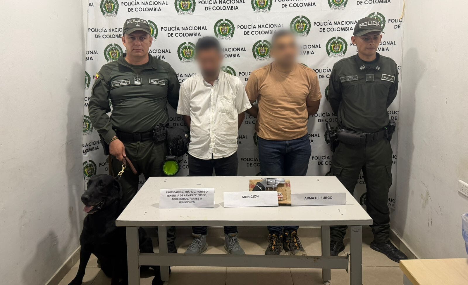 Dos hombres fueron capturados con un revólver y tres cartuchos en Chaparral