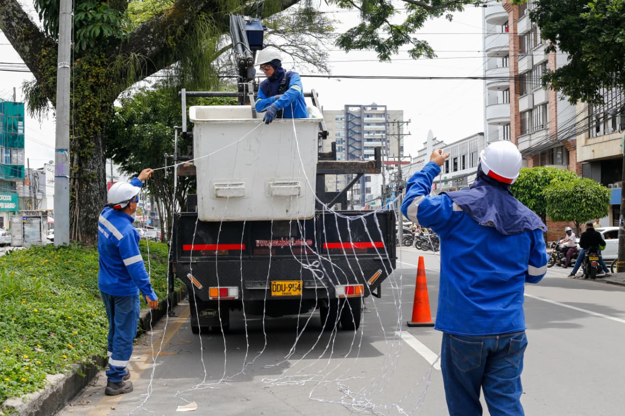 Alcaldía avanza con instalación de alumbrado navideño sobre carrera Quinta de Ibagué